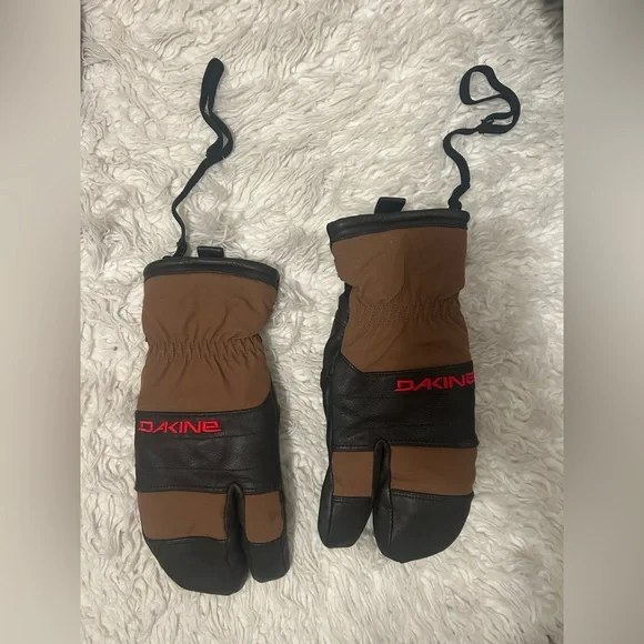 Women’s ski kit complete w/ gently used jacket, pants, leggings, gloves & bag! - Picture 5 of 17